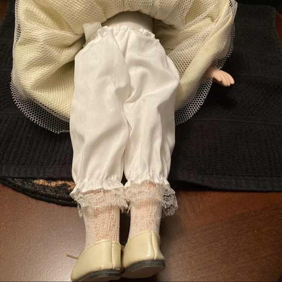 Vintage Brass Key Collectible Porcelain Doll (Reg.No PA2346) with Stand - Picture 10 of 16